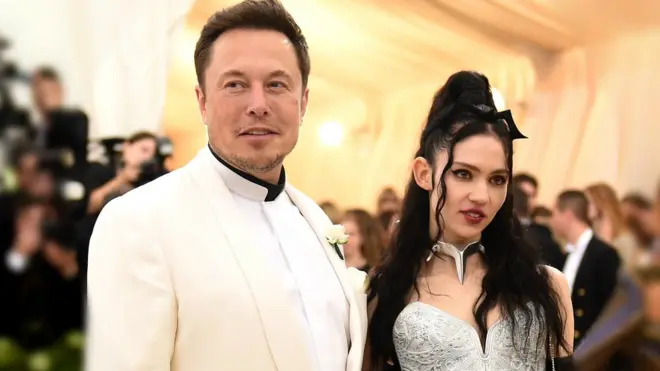 Elon Musk y Grimes han intercambiado mensajes por Twitter.