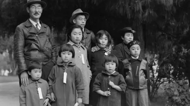 La familia Mochida espera un autobús en Hayward, California, que los llevará a un centro de internamiento en 1942