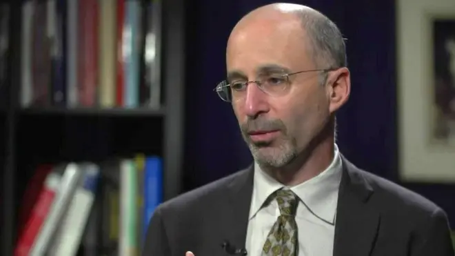 رابرت مالی در حال حاضر در مرخصی بدون حقوق به سر می‌برد