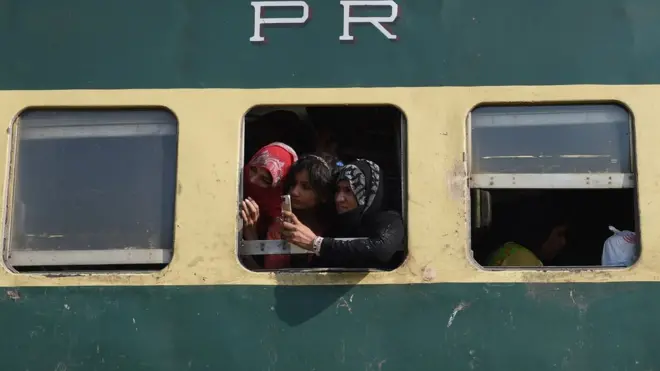 پاکستان میں ٹرینوں کے حادثے عام ہیں جن کی وجہ عام طور پر ناقص حفاظتی انتظامات اور شکستہ بنیادی ڈھانچہ ہوتا ہے