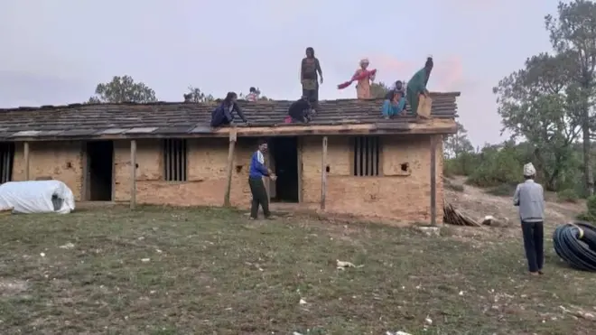 विद्यालय भत्काउँदै गाउँलेहरू