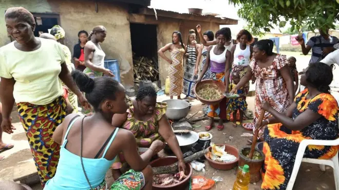 Les femmes du village d'Assounvoué prépare les repas pour la fête du "Paquinou".