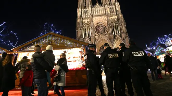 Keamanan ditingkatkan di tempat-tempat umum di Eropa setelah serangan yang menewaskan 12 orang, Senin (19/12).
