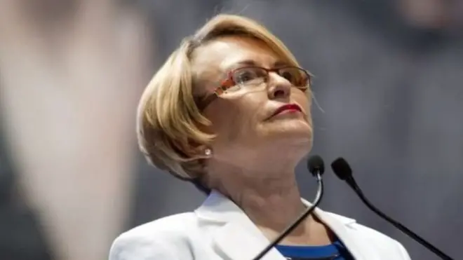 Dans une tribune, Helen Zille explique ne se doucher brièvement qu'une fois tous les trois jours et se laver au lavabo le reste du temps.