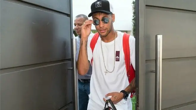 L'avion le transportant Neymar s'est posé à l'aéroport du Bourget, et le footballeur brésilien est monté dans une voiture qui a pris la direction de la capitale.