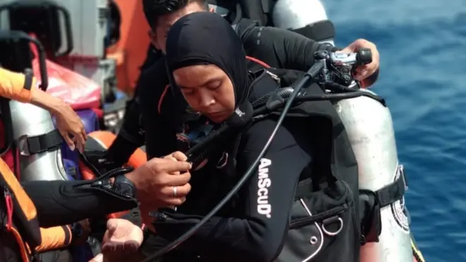 Putri saat bersiap menyelam.