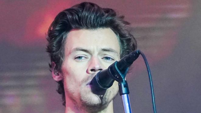 Harry Styles' new album Harry's House charms music critics - BBC News