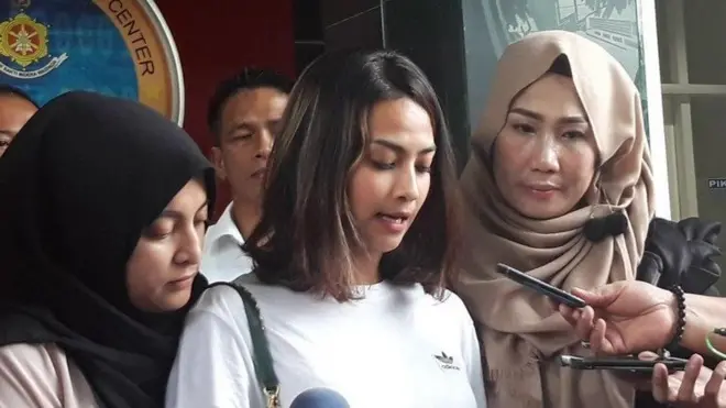 VA dilepaskan setelah menjalani pemeriksaan 1x24 jam di Polda Jawa Timur. Ia ditetapkan sebagai saksi dalam kasus prostitusi online (6/1).