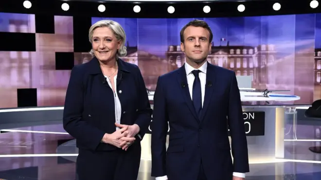 إيمانويل ماكرون و مارين لوبن قبيل بدء مناظرتهما التلفزيونية الأخيرة