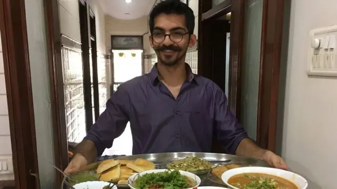 મોટા થાળમાં પિરસેલું બોહરી ભોજન, ગુજરાતી અને રાજસ્થાની થાળીની યાદ અપાવે છે