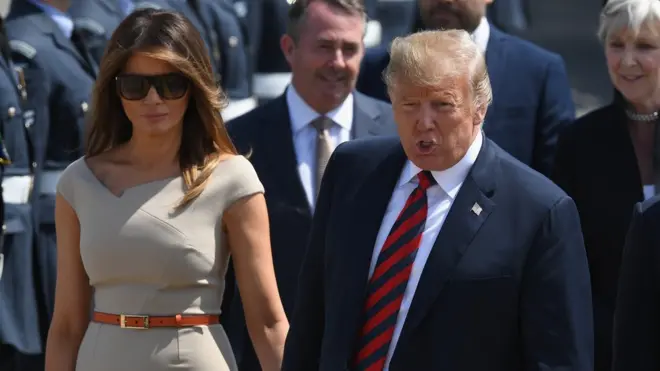 Tổng thống Donald Trump và đệ nhất phu nhân Melania đáp xuống sân bay Stansted để bắt đầu chuyến thăm Anh hai ngày