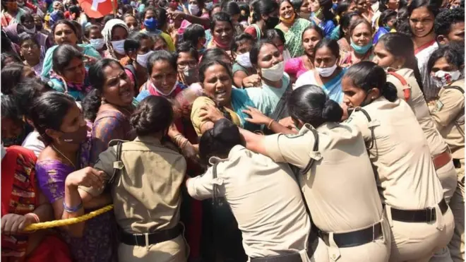 ఆందోళనను అడ్డుకుంటున్న పోలీసులు