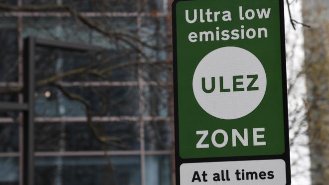 Cartel con el nombre de la nueva zona de emisiones ultrabajas