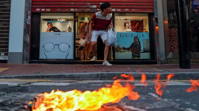 示威現場匆忙離開店鋪的顧客。