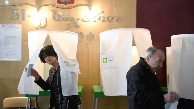 Для победы в первом туре кандидату необходимо набрать более 50% голосов избирателей