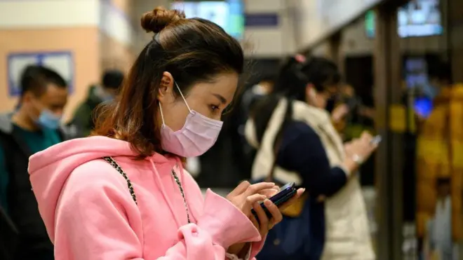 Para pakar memperkirakan virus corona bisa bertahan di permukaan, seperti di layar telepon genggam.