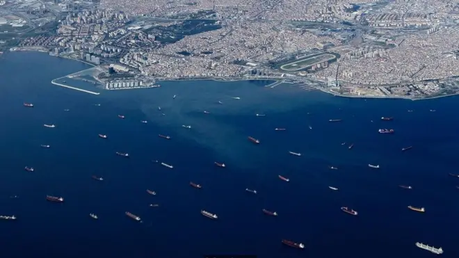 ช่องแคบบอสฟอรัสซึ่งติดกับกรุงอิสตันบูลของตุรกีมีเรือเดินสมุทรสัญจรไปมาอย่างคับคั่ง