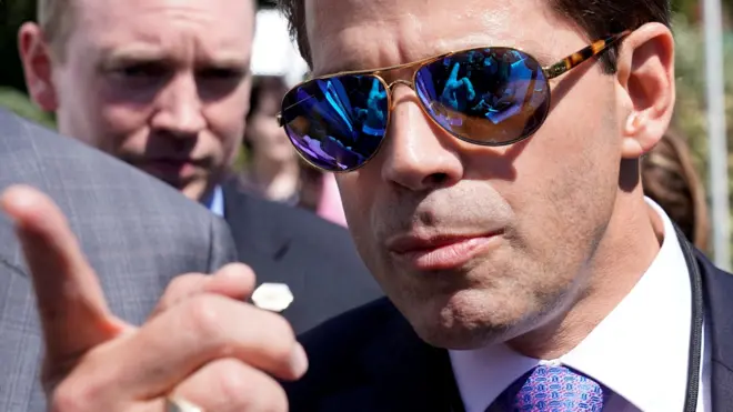 وصف سكاراموتشي كبير موظفي البيت الأبيض بالانفصام والوسواس