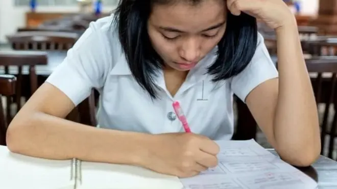 美国研究人员研究了高温与考分之间的关系。