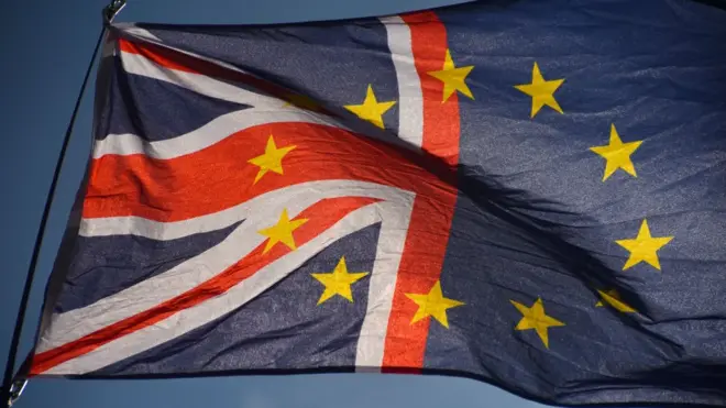 El futuro del gobierno británico pende de un hilo.