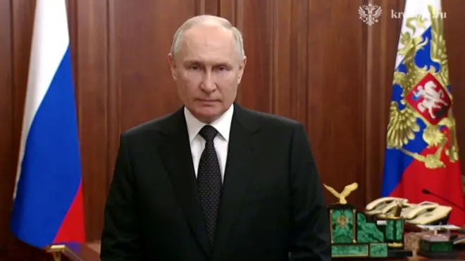 El presidente ruso Vladimir Putin se dirige a la nación en un discurso televisado.