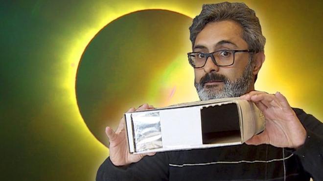 Rafael Chacón y su proyector de eclipses