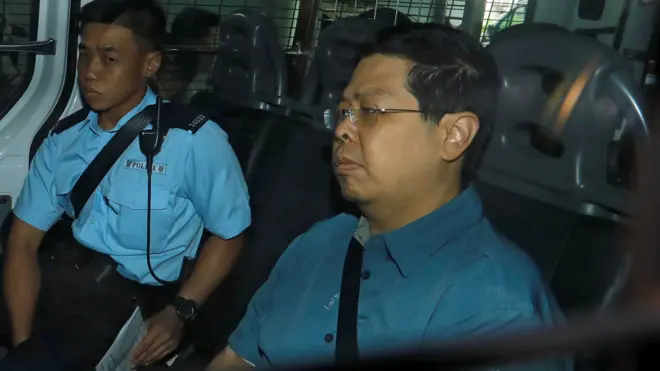 林子健（右）在警方押送下抵达香港九龙城裁判法院（17/8/2017）