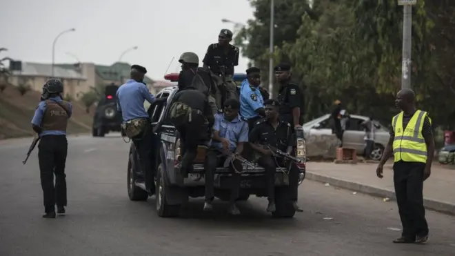 Nigeria policemen dey on top van