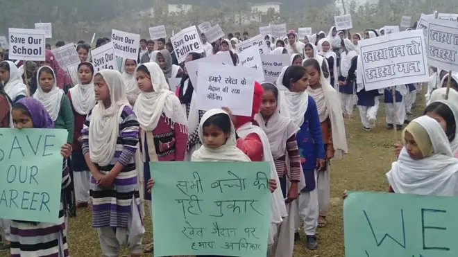 स्कूल के बच्चों ने अपने मैदान को बचाने के लिए प्रदर्शन भी किया है