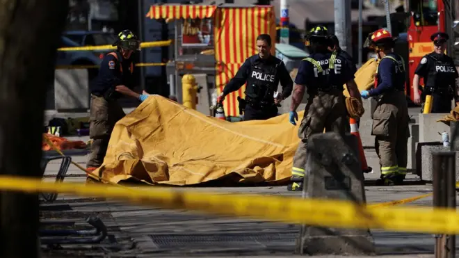 Lokasi kejadian tabrakan dilaporkan mencapai panjang sekitar dua kilometer di Yonge Street.