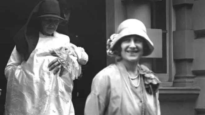 ملکہ کی کرِسننگ