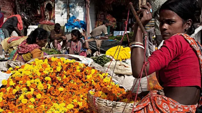 कोलकाता में फूल बेचती एक महिला