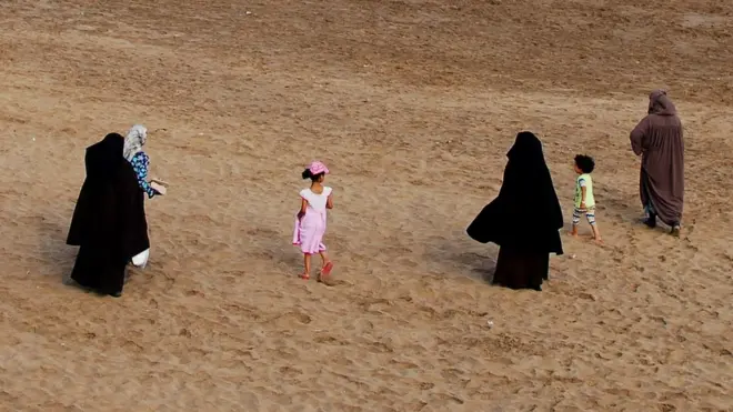 Pemerintah tidak mengumumkan secara resmi larangan burka, namun dilaporkan beredar surat larangan ke sejumlah pedagang.