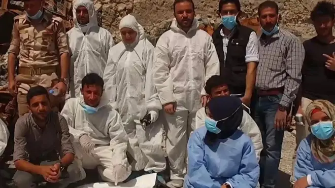 મૃતદેહો શોધતી ટીમ