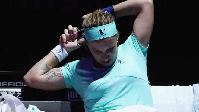 Svetlana Kuznetsova meminta gunting kepada wasit untuk memotong rambut 'ekor kudanya'.