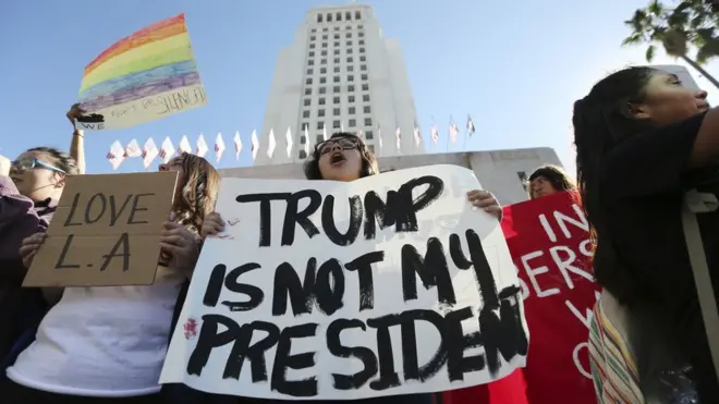 "Trump no es mi presidente", exclaman estos manifestantes en la ciudad de Los Ángeles, California.
