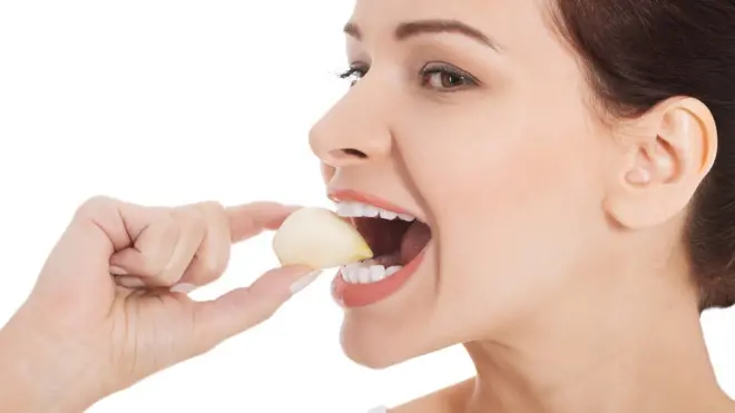 Ni el té verde, ni las manzanas crudas o la yerbabuena superaron al ajo en las pruebas del mejor remedio contra el mal aliento.