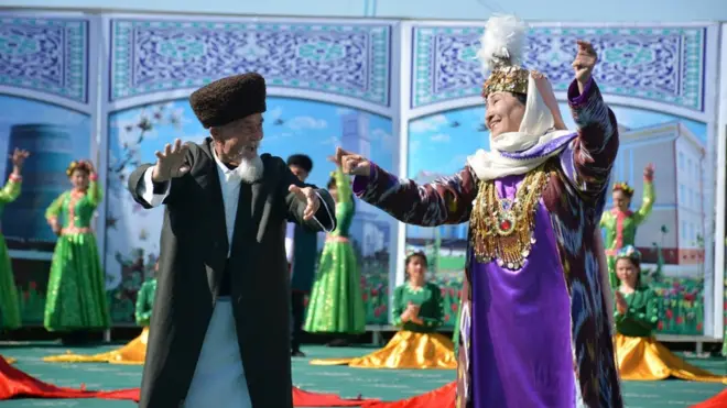 Лазгига рақс тушаётган кексалар