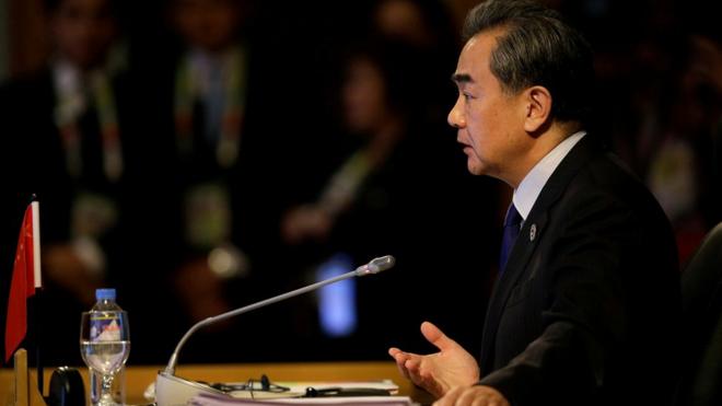 中国外长王毅在东盟会议上发表开幕演说。