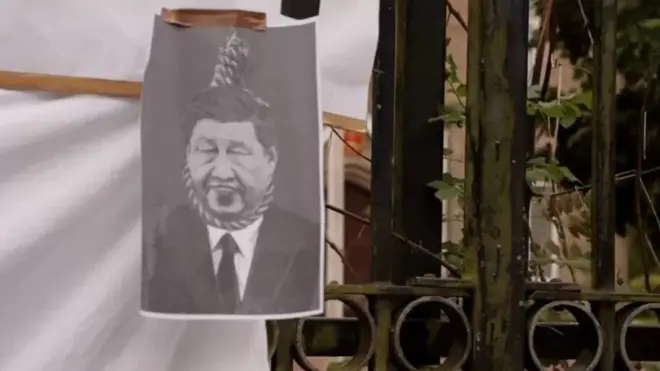 รูปภาพที่ทางผู้ชุมนุมนำมาแขวนประท้วงที่หน้าสถานกงสุลจีนในเมืองแมนเชสเตอร์จนเป็นเหตุให้เจ้าหน้าที่สถานกงสุลออกมาทำร้ายผู้ประท้วง