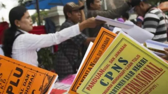 Dua gelombang penyaringan pegawai negeri sipil tahun ini digunakan untuk merekrut 37.128 orang.