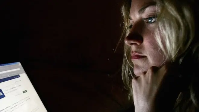 يعد تبديد الوقت أمام وسائل التواصل الاجتماعي من أقوى مغريات العصر الحديث