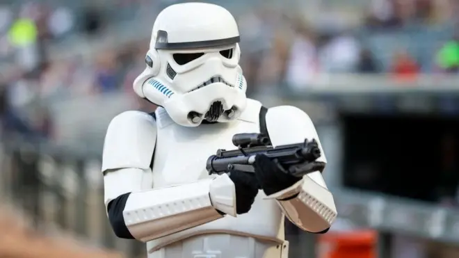 Штурмовик из "звездных войн" на бейсбольной игре в Детройте, США. Май 2018