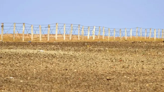 يفصل سياج أمني بين المناطق التي تسيطر عليها المغرب وتلك التي تسيطر عليها بوليساريو من الصحراء الغربية.