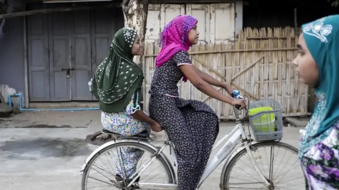 တောင်ဒဂုံသူ မွတ်ဆလင် အမျိုးသမီးငယ်တွေ