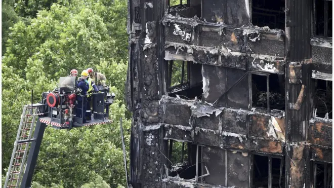 По словам пожарных, боровшихся с огнем, тушить квартиры на верхних этажах было почти невозможно - до них не дотягивались шланги