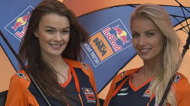 Grid girls di sirkuit Sachsenring, Jerman, Juli 2017.
