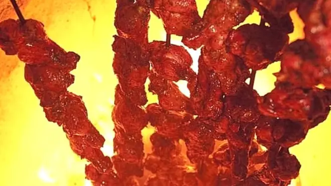 मलेर कोटला के बाज़ार तंदूरी चिकन की भीनी खुशबू से खाने के शौक़ीनों को अपनी ओर आकर्षित करते हैं