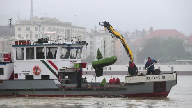 Рятувальники та армійські водолази продовжують пошук зниклих пасажирів з катеру