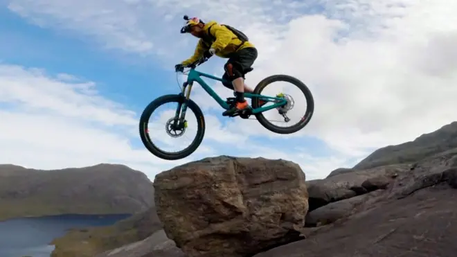 Danny MacAskill desce formação rochosa na Escócia